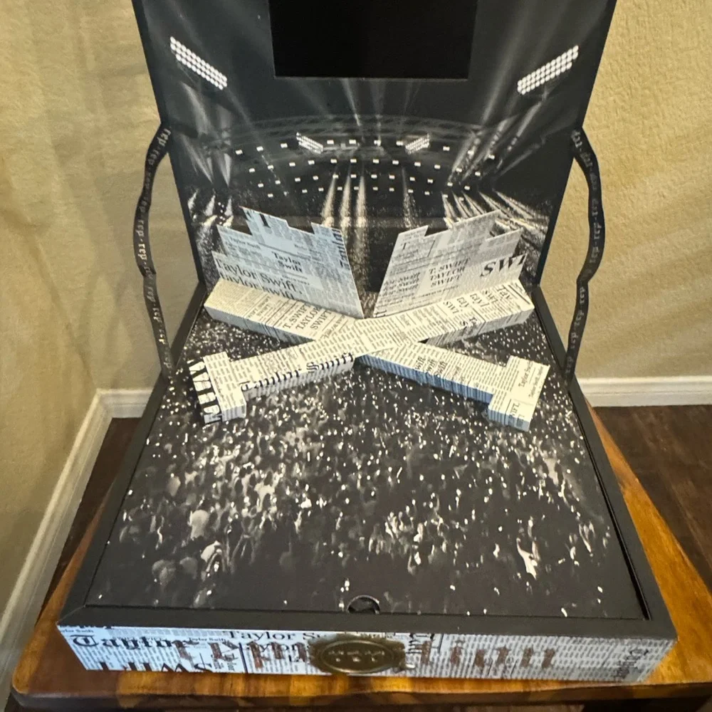 Taylor Swift Reputation Stadium VIP Box Set - Picture 4 of 14